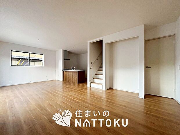 【現地写真(リビング)】フローリング材には、木目、色調など木材特有の風合いがあり、ナチュラルな美しさになっています。