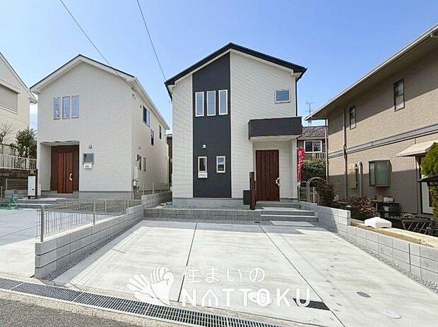 【現地写真（街並み）】がっしりとした骨組で安心、建築基準法で定められた壁量の１.３倍を確保しています。