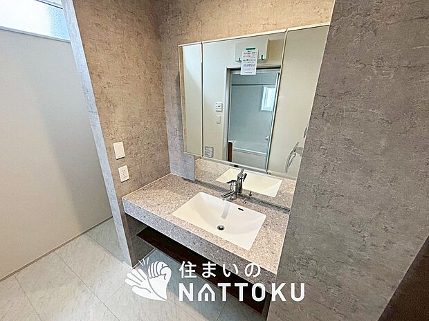 【洗面台・洗面所 】鏡の両サイドは、必要なものを取出しやすく、大きな鏡面で朝の準備も快適。
使いやすいリフトアップ機能付きのシングルレバーシャワー水栓付です。