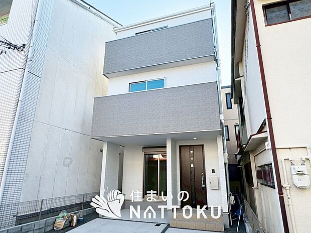 【現地写真(外観)】軽くて火災に強い屋根材を採用し、地震時の建物への負担や揺れを軽減しています。