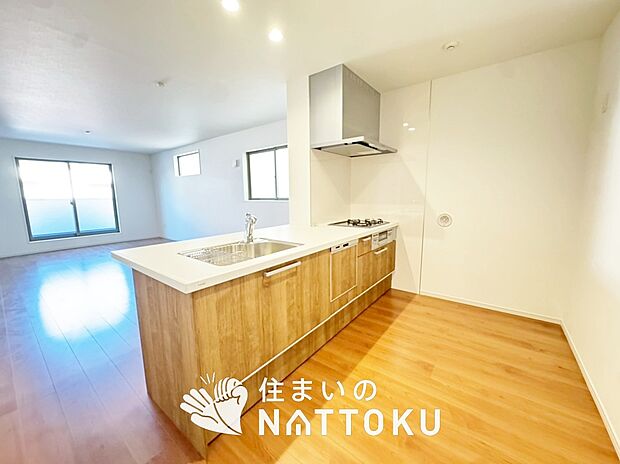 【現地写真(キッチン)】収納たっぷりのシステムキッチン、浄水器付水栓を標準装備しています。