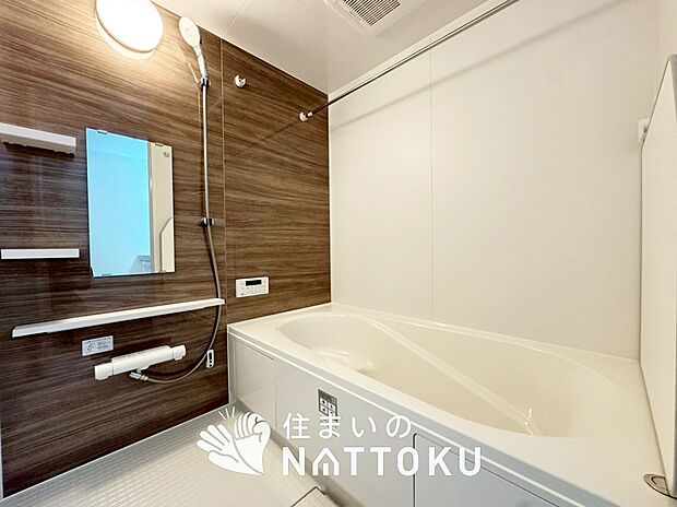 【現地写真(浴室)】浴室暖房乾燥機付き。1坪タイプで広々です。