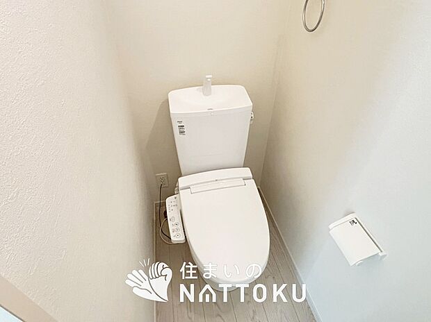 【トイレ】汚れてもサッとひと拭きでお手入れ簡単、エコ仕様の温水洗浄便座付きのトイレです。
バリアフリーにも配慮しています。