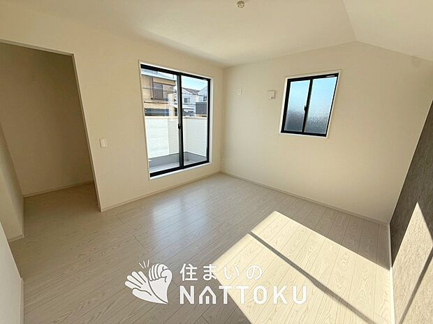 【現地写真(寝室)】木目の美しさを際立たせるシンプルデザインの建具を使用しています。