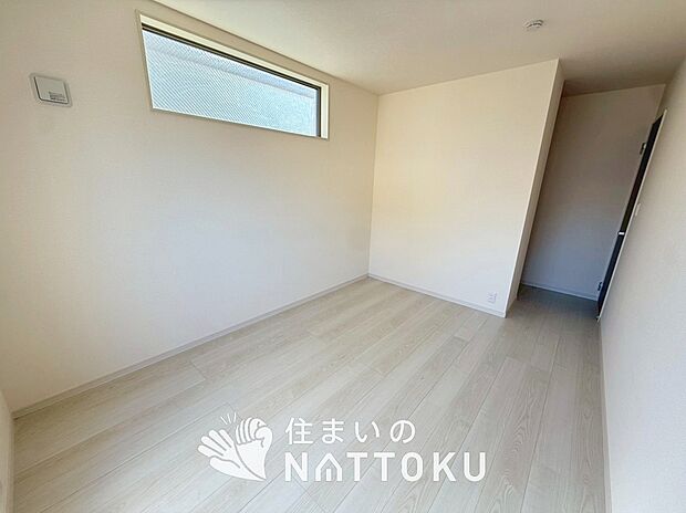 【現地写真(洋室)】木目の美しさを際立たせるシンプルデザインの建具を使用しています。