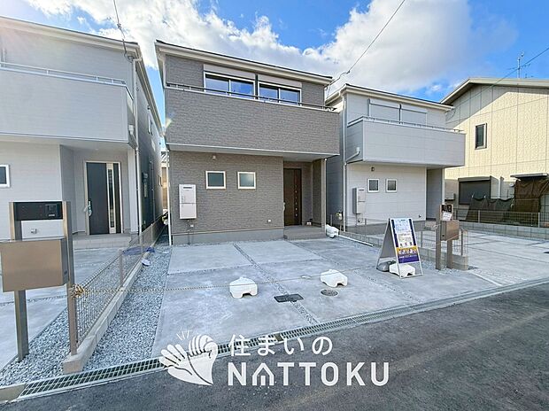 【現地写真(外観)【2号地】】軽くて火災に強い屋根材を採用し、地震時の建物への負担や揺れを軽減しています。