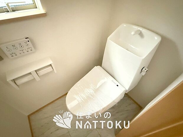 【トイレ】汚れてもサッとひと拭きでお手入れ簡単、エコ仕様の温水洗浄便座付きのトイレです。
バリアフリーにも配慮しています。