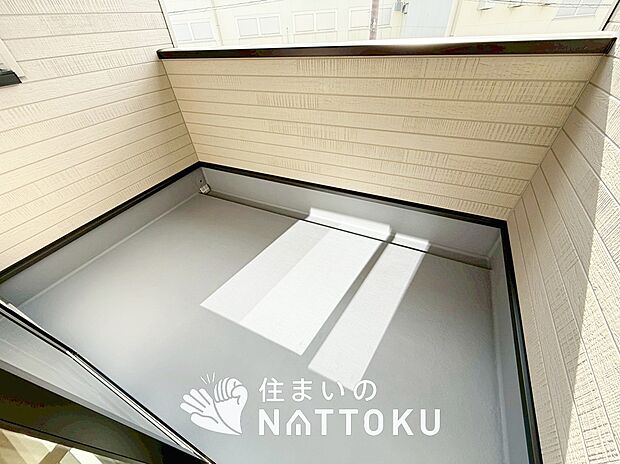 【バルコニー】奥行きが広く、洗濯物をゆったりと干せる十分な広さで、家族の洗濯も捗ります。