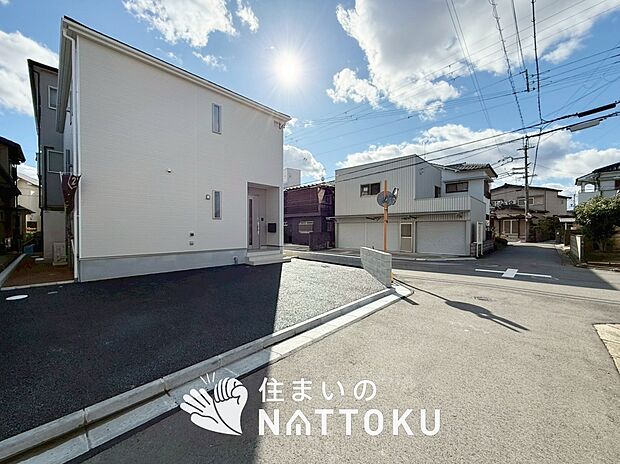 【現地写真(前道含む外観)】軽くて火災に強い屋根材を採用し、地震時の建物への負担や揺れを軽減しています。