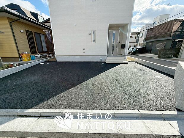 【現地写真(駐車場)】駐車スペースが広く、運転が苦手な方も安心です。