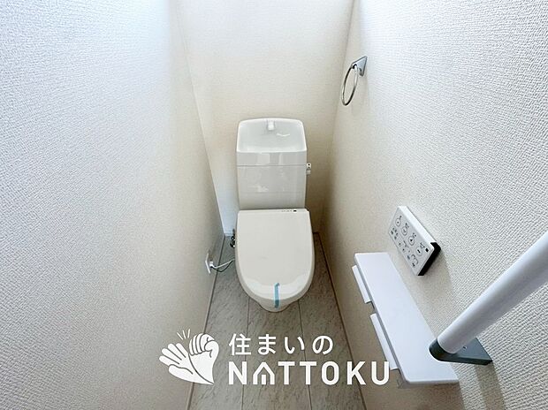 【トイレ】汚れてもサッとひと拭きでお手入れ簡単、エコ仕様の温水洗浄便座付きのトイレです。
バリアフリーにも配慮しています。