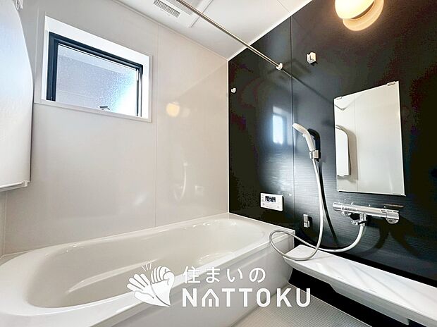 【現地写真(浴室)】浴室暖房乾燥機付き。1坪タイプで広々です。