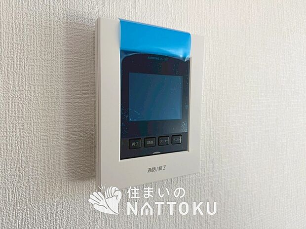 【カラーテレビドアホン】くっきり見やすいカラーモニターです。
夜でも来客者が見やすいLED照明付きです。