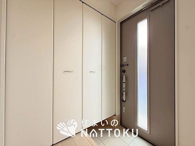 【現地写真(玄関)】玄関には、大型のシューズ収納を設置しています。