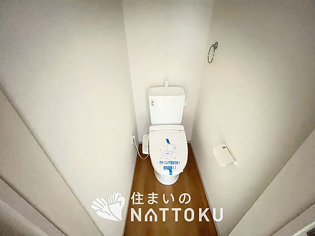 【トイレ】汚れてもサッとひと拭きでお手入れ簡単、エコ仕様の温水洗浄便座付きのトイレです。
バリアフリーにも配慮しています。