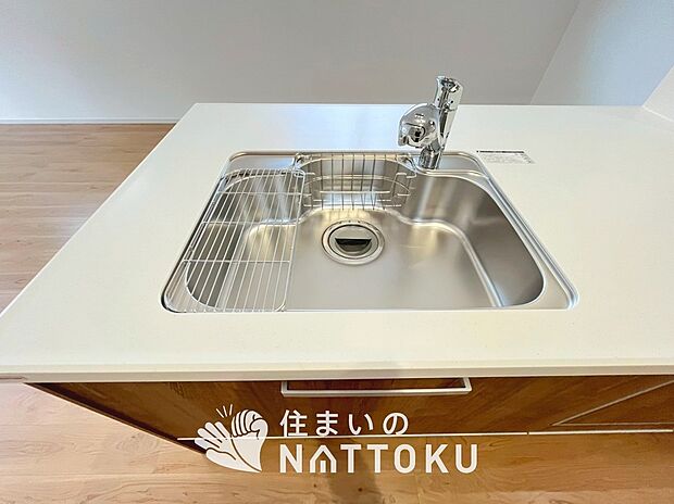 【TVモニター付インターホン】来訪者を画像と音声で確認できる、防犯性に優れた安心のシステム。
スッキリしたデザインで、誰でも簡単に操作できます。