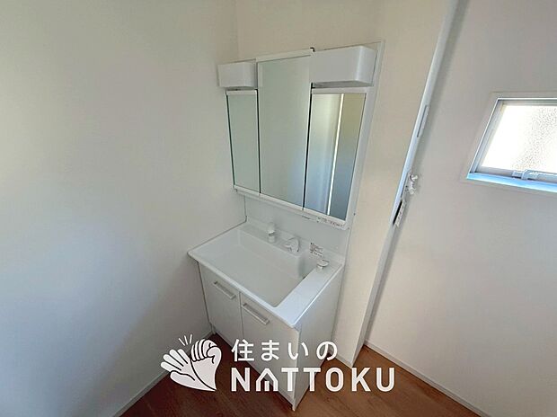 【洗面台・洗面所 】鏡の両サイドは、必要なものを取出しやすく、大きな鏡面で朝の準備も快適。
使いやすいリフトアップ機能付きのシングルレバーシャワー水栓付です。