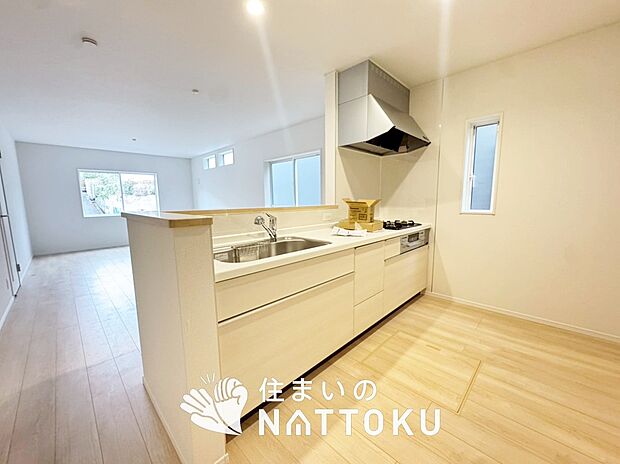 【現地写真(キッチン)】収納たっぷりのシステムキッチン、浄水器付水栓を標準装備しています。