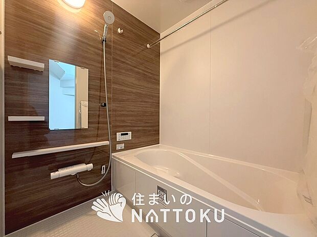 【現地写真(浴室)】浴室暖房乾燥機付き。1坪タイプで広々です。