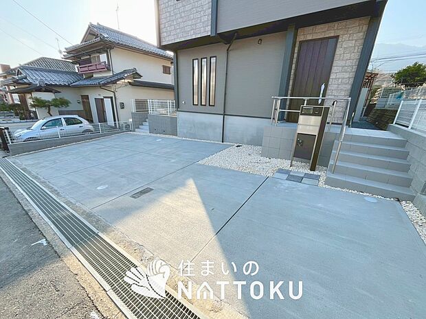 【現地写真(駐車場)】駐車スペースが広く、運転が苦手な方も安心です。