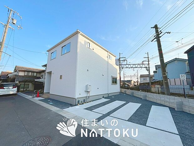 【現地写真(前道含む外観)】健康被害に配慮したもっとも安全性の高い建材を採用し、シックハウス対策をしております。