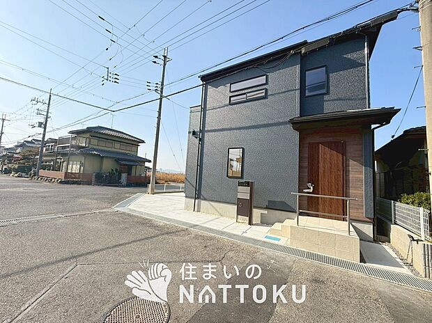 【現地写真(前道含む外観)】健康被害に配慮したもっとも安全性の高い建材を採用し、シックハウス対策をしております。