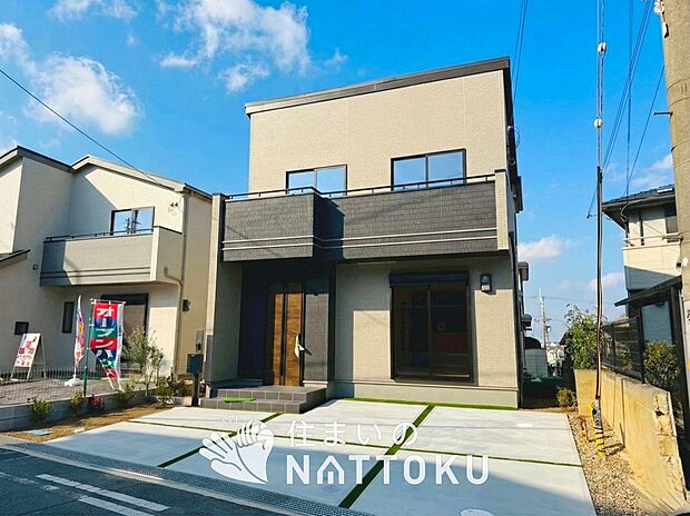 【現地写真(外観)【B 号地】】軽くて火災に強い屋根材を採用し、地震時の建物への負担や揺れを軽減しています。