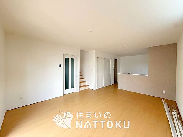 【現地写真(リビング)】フローリング材には、木目、色調など木材特有の風合いがあり、ナチュラルな美しさになっています。