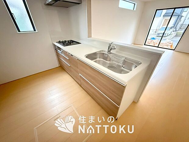 【現地写真（キッチン）】収納たっぷりのシステムキッチン、浄水器付水栓を標準装備しています。