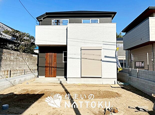 【現地写真(外観)【1号地】】雨で汚れを落とし、耐久性・耐候性に優れた外壁を使用しています。