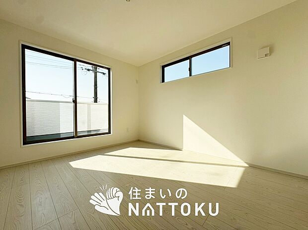 【現地写真(寝室)】木目の美しさを際立たせるシンプルデザインの建具を使用しています。