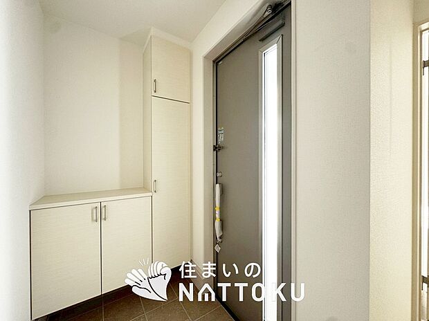【現地写真（玄関）】玄関には、大型のシューズ収納を設置しています。