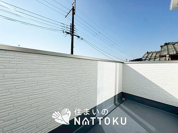 【バルコニー】奥行きが広く、洗濯物をゆったりと干せる十分な広さで、家族の洗濯も捗ります。