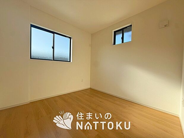 【現地写真(洋室)】木目の美しさを際立たせるシンプルデザインの建具を使用しています。