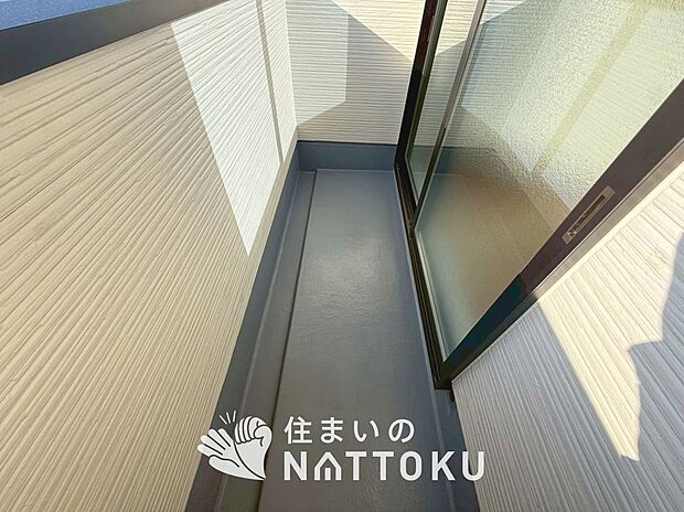 【バルコニー】奥行きが広く、洗濯物をゆったりと干せる十分な広さで、家族の洗濯も捗ります。