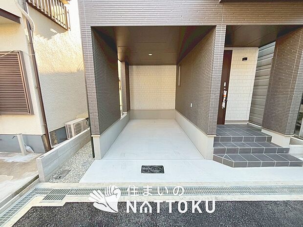 【現地写真(駐車場)】駐車スペースが広く、運転が苦手な方も安心です。