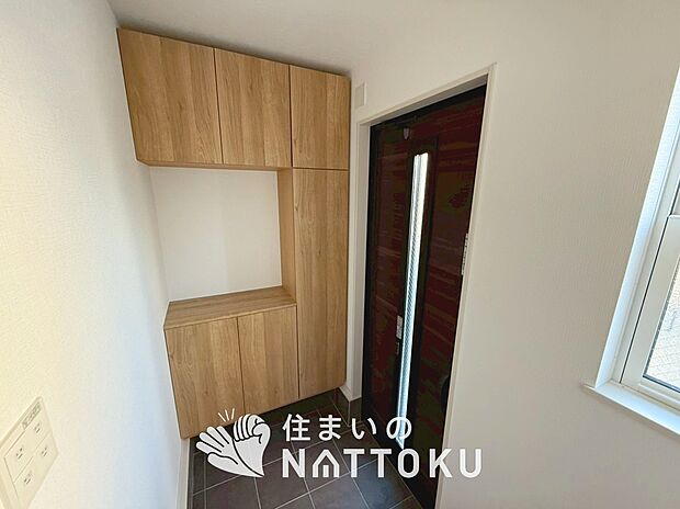 【現地写真(玄関)】玄関には、大型のシューズ収納を設置しています。