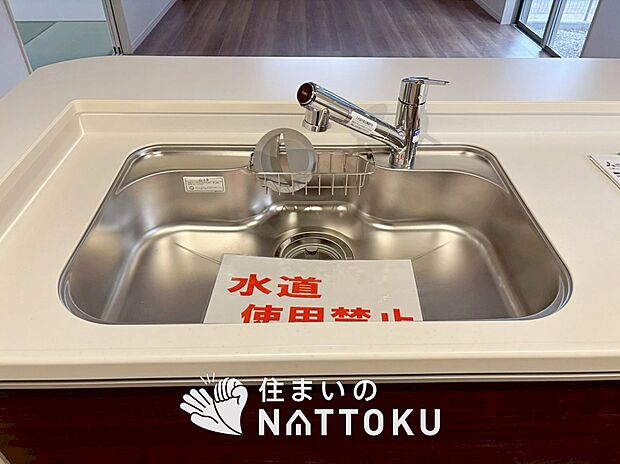 【浄水器内臓ハンドシャワー付シンク】傷や汚れが付きにくい静音仕様の全面エンボス加工シンク。
また、蛇口の先端に浄水器を内蔵。浄水シャワーが使える毎分4リットルのたっぷり浄水。