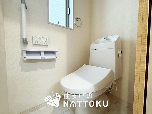 【トイレ】汚れてもサッとひと拭きでお手入れ簡単、エコ仕様の温水洗浄便座付きのトイレです。
バリアフリーにも配慮しています。