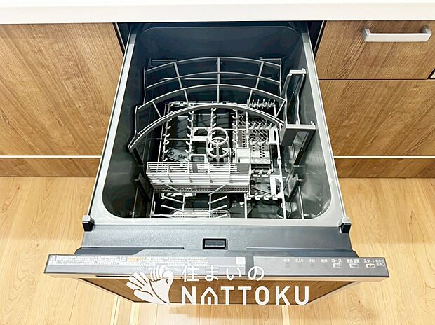 【食器洗い乾燥機】食後の時間にゆとりを与えてくれる食器洗い乾燥機。
操作ボタンも上面にあるので、腰をかがめずに操作ができラクラクです。
