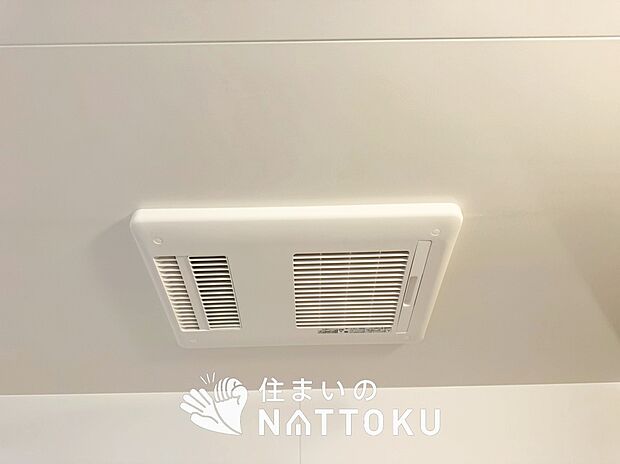 【浴室暖房換気乾燥機】入浴後の水滴や湿気を排出し、カビの発生や臭いを抑制します。
雨の日の洗濯物にも効果的です。