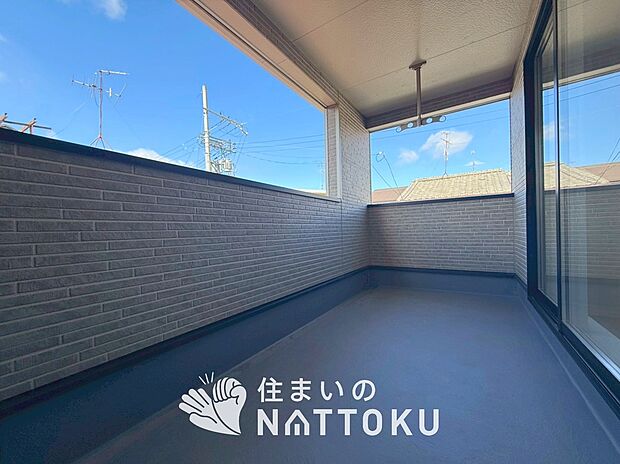 【バルコニー】奥行きが広く、洗濯物をゆったりと干せる十分な広さで、家族の洗濯も捗ります。