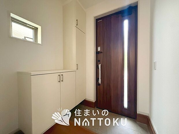 【現地写真(玄関)】玄関には、大型のシューズ収納を設置しています。