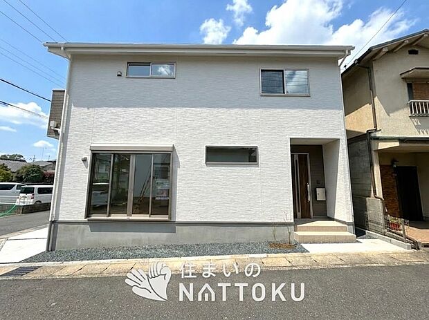 【現地写真(外観)】軽くて火災に強い屋根材を採用し、地震時の建物への負担や揺れを軽減しています。