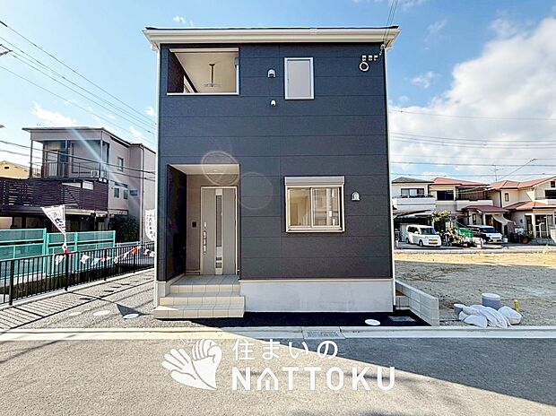 【現地写真(外観)【3号地】】軽くて火災に強い屋根材を採用し、地震時の建物への負担や揺れを軽減しています。