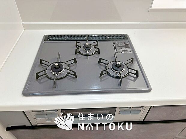【ビルトインコンロ】フラットな構造で清掃性が高く、過熱防止センサー付3口タイプで日頃の家事も快適です。