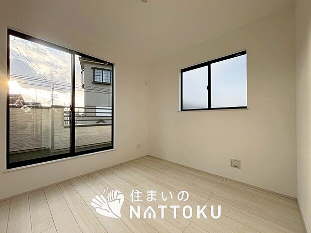 【現地写真(洋室)】木目の美しさを際立たせるシンプルデザインの建具を使用しています。