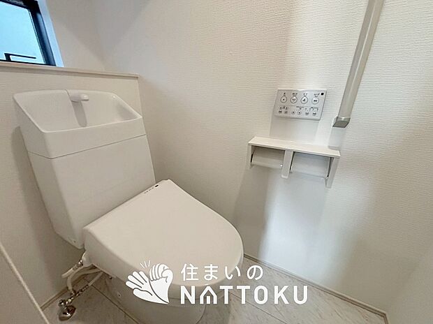 【トイレ】汚れてもサッとひと拭きでお手入れ簡単、エコ仕様の温水洗浄便座付きのトイレです。
バリアフリーにも配慮しています。