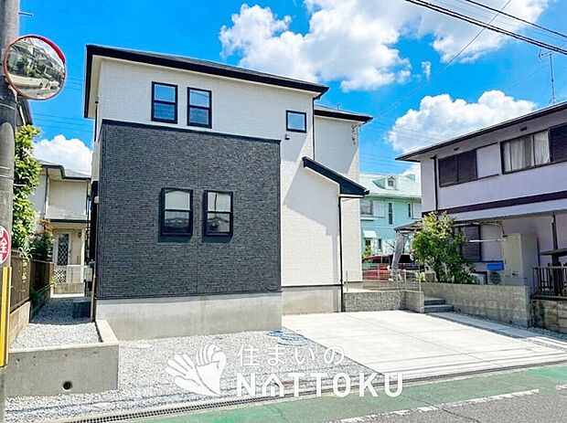 【現地写真(外観)】雨で汚れを落とし、耐久性・耐候性に優れた外壁を使用しています。