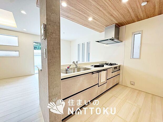 【現地写真(キッチン)】収納たっぷりのシステムキッチン、浄水器付水栓を標準装備しています。